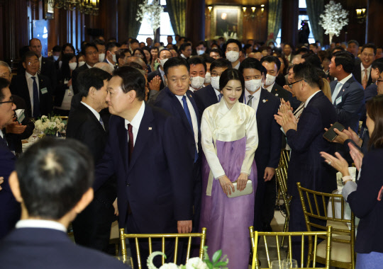 윤석열 대통령과 김건희 여사가 20일(현지시간) 미국 뉴욕 시내 한 연회장에서 열린 동포간담회에 입장하고 있다. <뉴욕=연합뉴스>